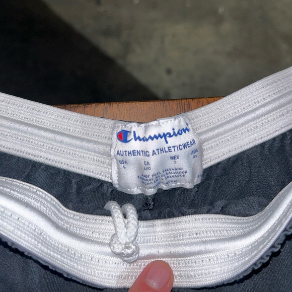 Champions L Black Men’s Shorts - Picture 2 of 2